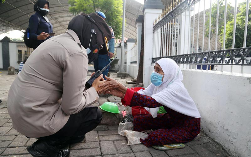 Petugas Gabungan Bubarkan Peziarah di Makam Sunan Ampel Surabaya - Bagian 1