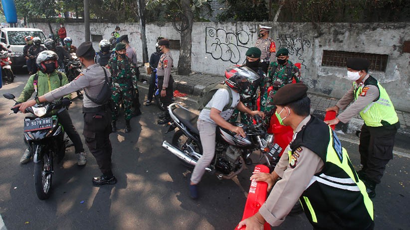 Ribuan Kendaraan Putar Balik di Pos Penyekatan Kalideres - Bagian 1