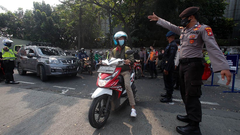 Ribuan Kendaraan Putar Balik di Pos Penyekatan Kalideres - Bagian 4