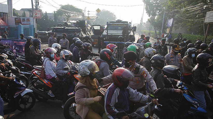PPKM Darurat, Panser TNI dan Kendaraan Taktis Polisi Tutup Jalan Raya Bogor - Bagian 1