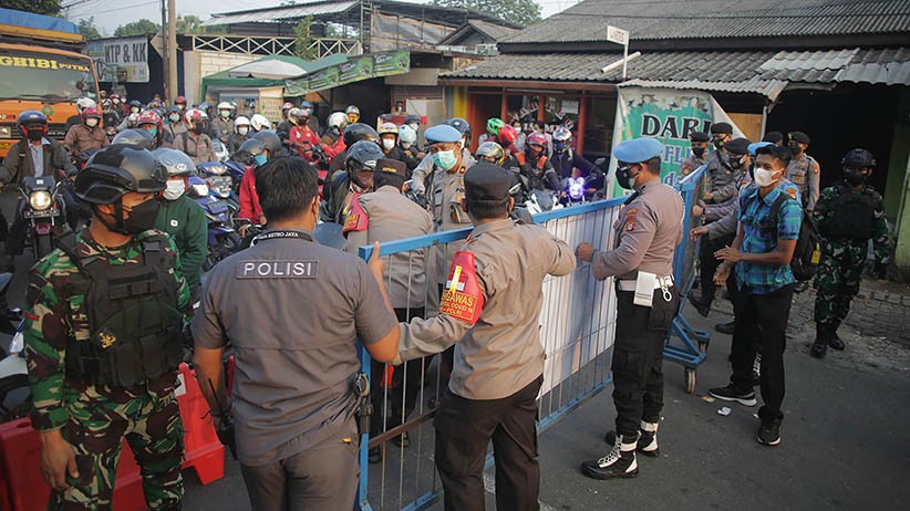 PPKM Darurat, Panser TNI dan Kendaraan Taktis Polisi Tutup Jalan Raya Bogor - Bagian 5