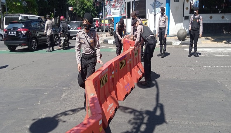 Aktivitas Warga Masih Ramai, Jalan di Bandung Diblokade Lebih Awal 