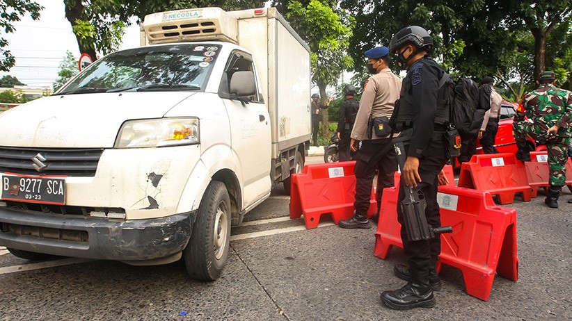 Brimob Dilengkapi Senjata Gas Air Mata Jaga Pos Penyekatan PPKM Darurat - Bagian 1