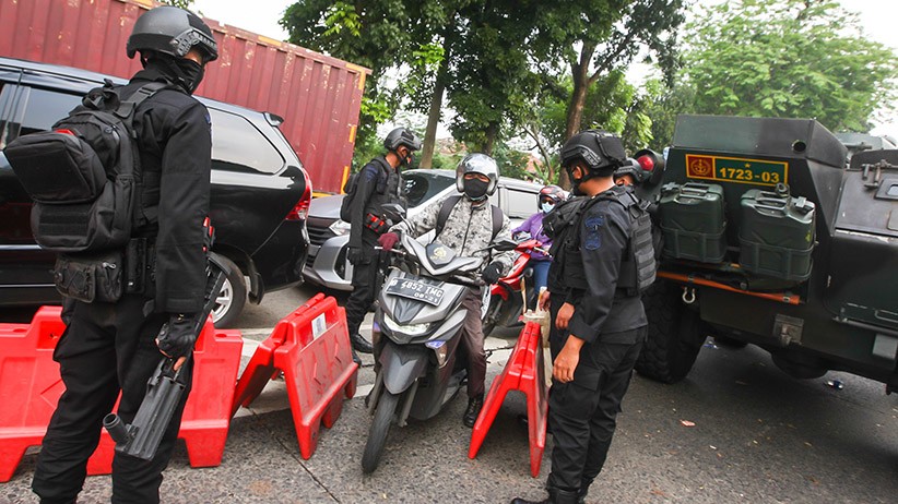 Brimob Dilengkapi Senjata Gas Air Mata Jaga Pos Penyekatan PPKM Darurat - Bagian 2