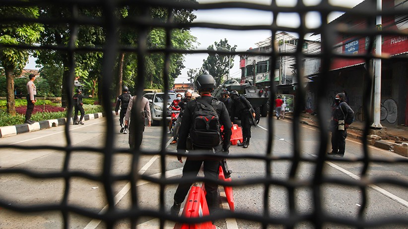 Brimob Dilengkapi Senjata Gas Air Mata Jaga Pos Penyekatan PPKM Darurat - Bagian 3