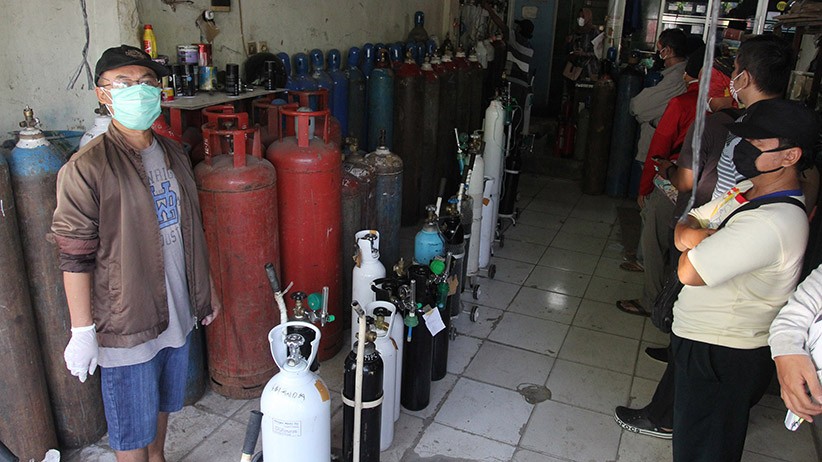 Begini Antrean Isi Ulang Oksigen Medis di Ciputat - Bagian 1