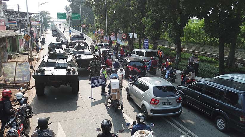 2 Panser TNI Masih Siaga Jaga Pos Penyekatan Lenteng Agung - Bagian 1