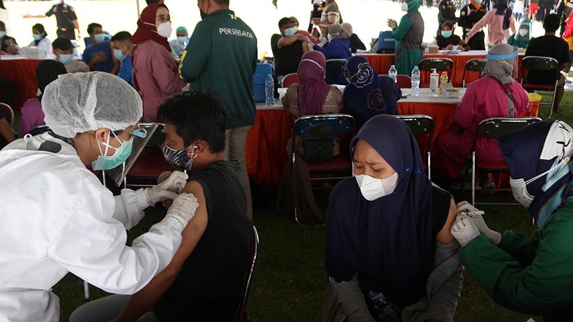 Pemkot Surabaya Kerahkan 500 Nakes dan 2.000 Relawan Buka Vaksinasi Massal - Bagian 1