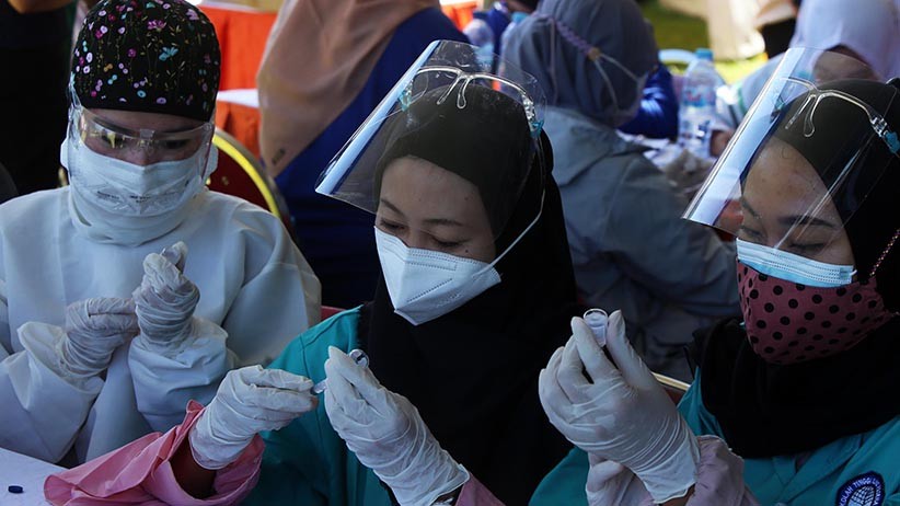 Pemkot Surabaya Kerahkan 500 Nakes dan 2.000 Relawan Buka Vaksinasi Massal - Bagian 3