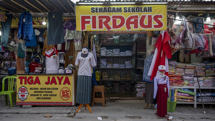 Pembelajaran Tatap Muka Ditunda, Penjualan Seragam Sekolah Turun Drastis - Bagian 1