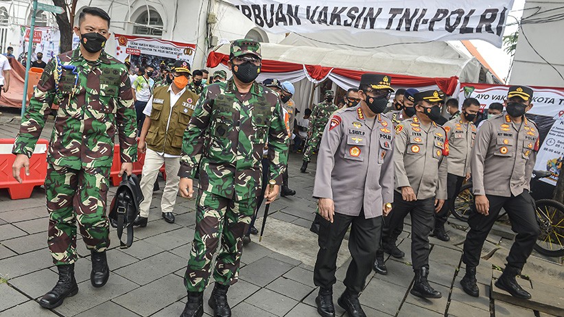 Panglima TNI dan Kapolri Tinjau Serbuan Vaksinasi di Kota Tua - Bagian 2