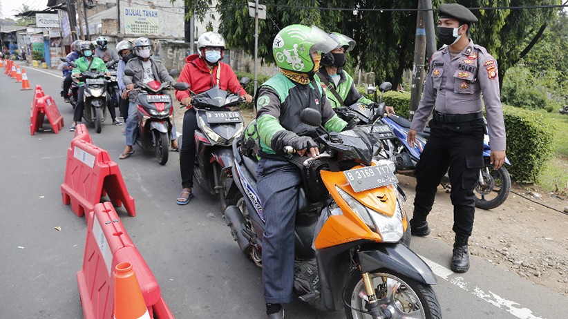 PPKM Darurat Hari ke-5, Lalu Lintas Penyekatan Jalan Raya Bogor Terkendali - Bagian 4