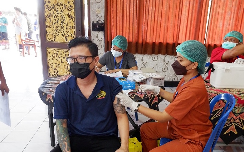 700 Warga Binaan Lapas Kerobokan Disuntik Vaksin Covid-19 Tahap Pertama