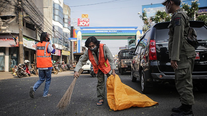 Pelanggar PPKM Darurat Dihukum Menyapu Jalanan - Bagian 1