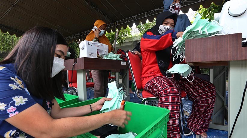 Pemkot Surabaya Kerahkan UMKM Produksi Masker Tiga Lapis - Bagian 4
