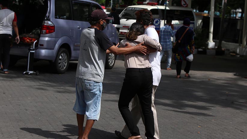 Ngeri, Pasien Covid-19 Membeludak di Teras IGD RSUD Dr Soetomo Surabaya - Bagian 6