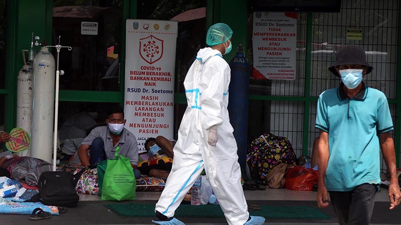Ngeri, Pasien Covid-19 Membeludak di Teras IGD RSUD Dr Soetomo Surabaya - Bagian 5