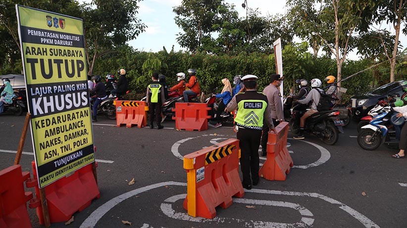 Akses Masuk Surabaya Timur Ditutup, Lalu Lintas Macet Panjang - Bagian 3