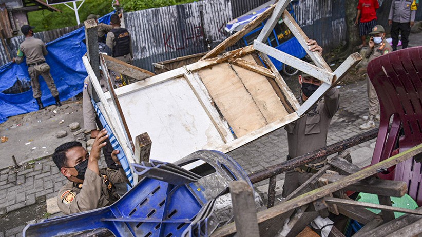 Satpol PP Angkut Meja dan Kursi PKL karena Melanggar PPKM Darurat - Bagian 2