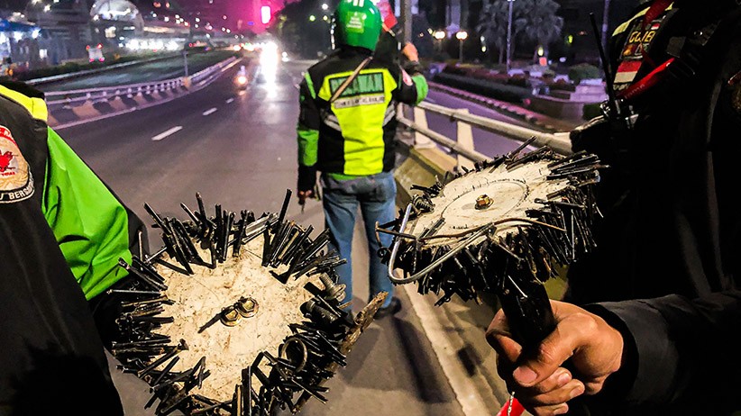 Komunitas Ojol Sisir Jalan Gatot Subroto Cari Ranjau Paku - Bagian 1