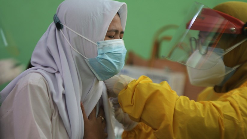 Ratusan Pelajar di Cilincing Disuntik Vaksin Covid-19 - Bagian 3