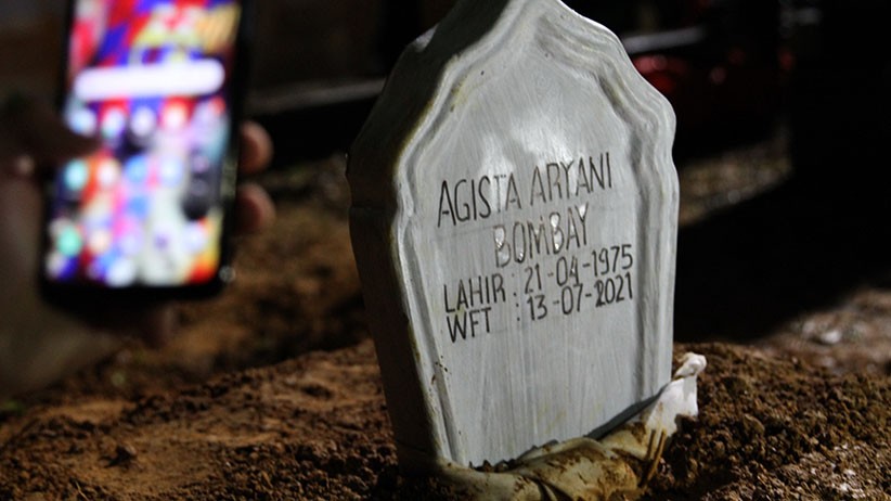 Suasana Pemakaman Istri Gubernur Sultra yang Meninggal Terpapar Covid-19 - Bagian 1