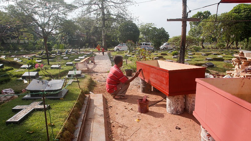 Pekerja Ini Mampu Buat 50 Peti Jenazah Setiap Hari - Bagian 2