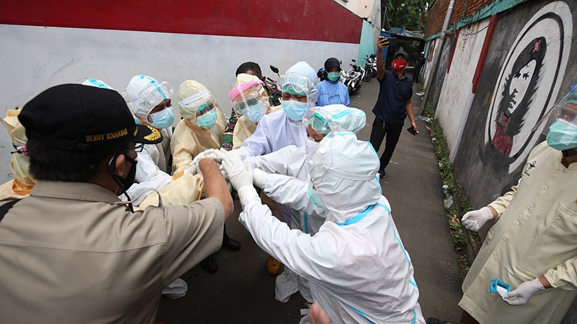 Begini Kekompakan Petugas Kesehatan sebelum Jemput Jenazah Covid-19 - Bagian 4