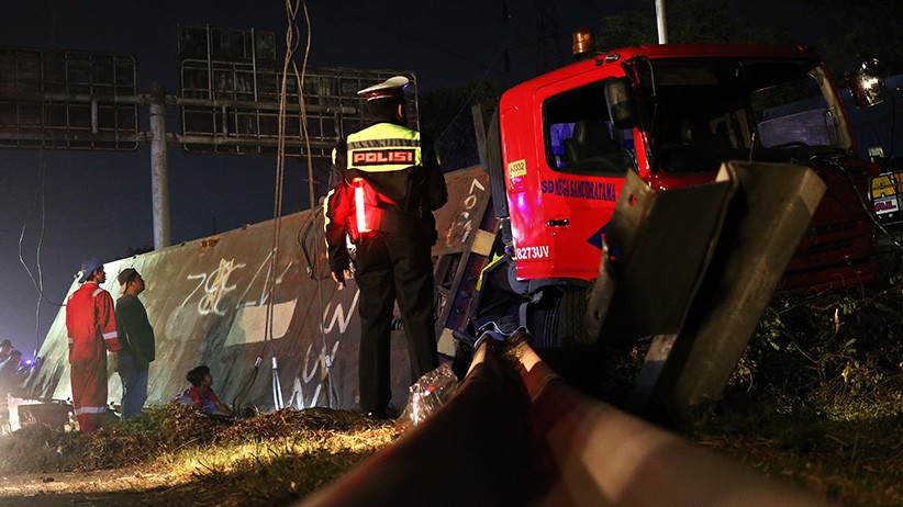 Kontainer Lepas dari Truk Timpa Mobil di Surabaya, Pengemudi Tewas - Bagian 2