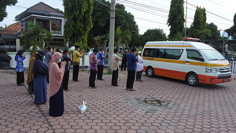 Suasana Haru Penghormatan Terakhir Tenaga Kesehatan Meninggal karena Covid - Bagian 1