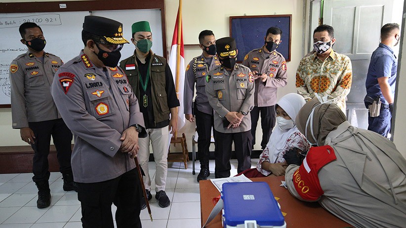Kapolri Tinjau Vaksinasi Anak di SMAN 38 Jakarta - Bagian 2