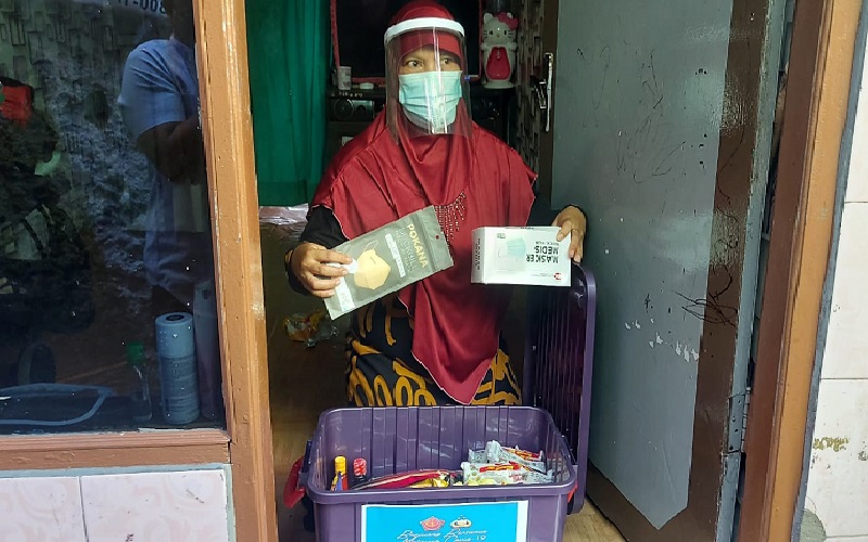 Bagikan Paket Sembako, Panglima TNI: Sabar, Mudah-mudahan Corona Segera Berakhir