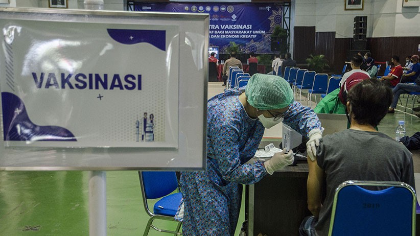 Sandiaga Uno Tinjau Vaksinasi Pekerja Pariwisata Ekonomi Kreatif - Bagian 3