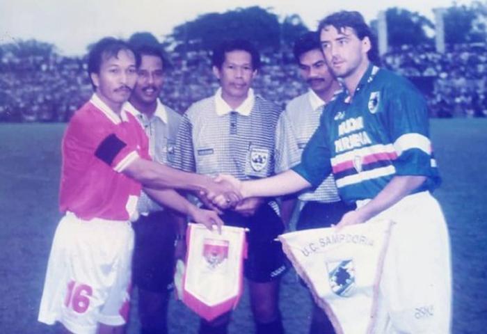 Potret Lawas Mancini saat Kalah Hadapi Fakhri Husaini Dkk di Stadion Teladan Medan