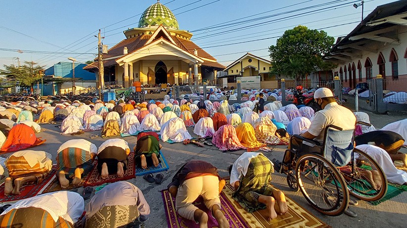Warga Kuningan Semarang Gelar Sholat Idul Adha dengan Prokes Ketat - Bagian 1