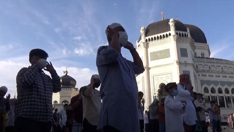 Suasana Sholat Idul Adha di Masjid Raya Medan dengan Protokol Kesehatan Ketat