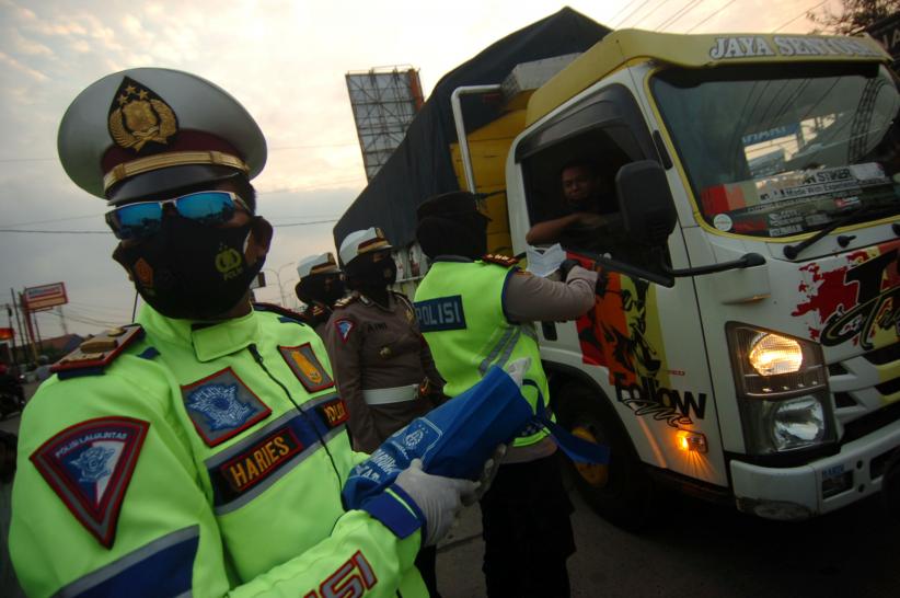 Sekat Jalur Pantura, Polisi Bagikan Sembako untuk Pengendara Terdampak PPKM - Bagian 1