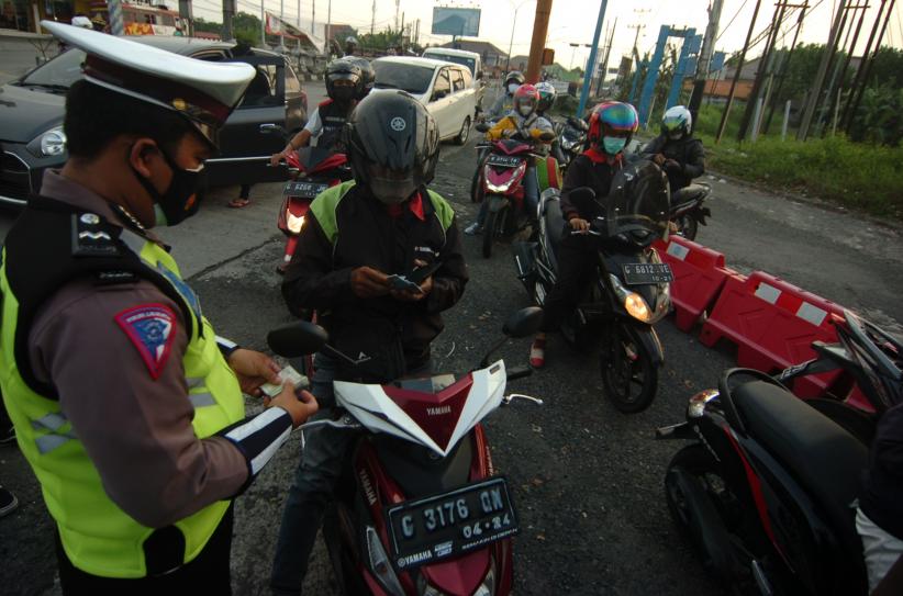 Sekat Jalur Pantura, Polisi Bagikan Sembako untuk Pengendara Terdampak PPKM - Bagian 2