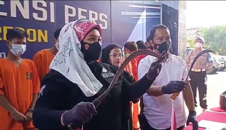 Sadis, Geng Motor di Cirebon Bacok Korban hingga Tembus ke Paru-Paru