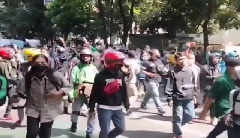 Massa Ontrog Balai Kota Bandung, Protes PPKM Darurat 