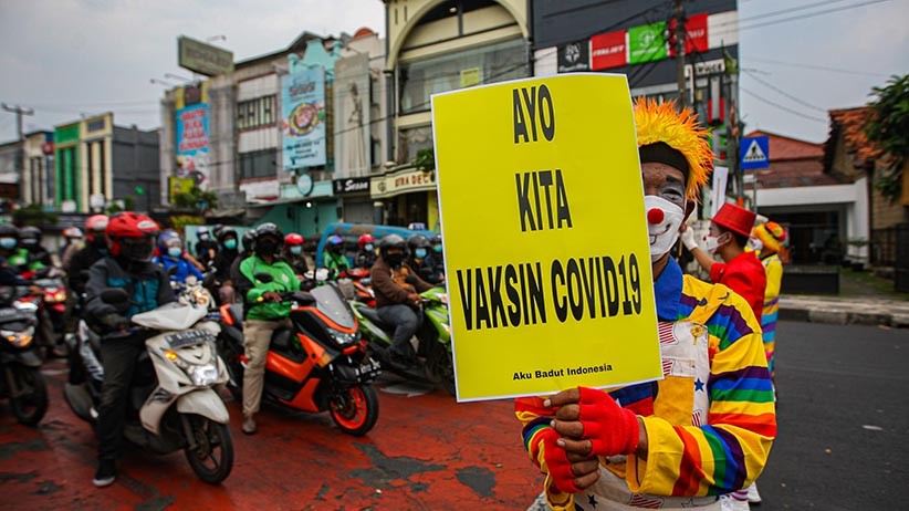 Aksi Badut Turun ke Jalan Ajak Masyarakat untuk Vaksinasi Covid-19 - Bagian 3