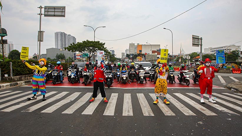 Aksi Badut Turun ke Jalan Ajak Masyarakat untuk Vaksinasi Covid-19 - Bagian 2