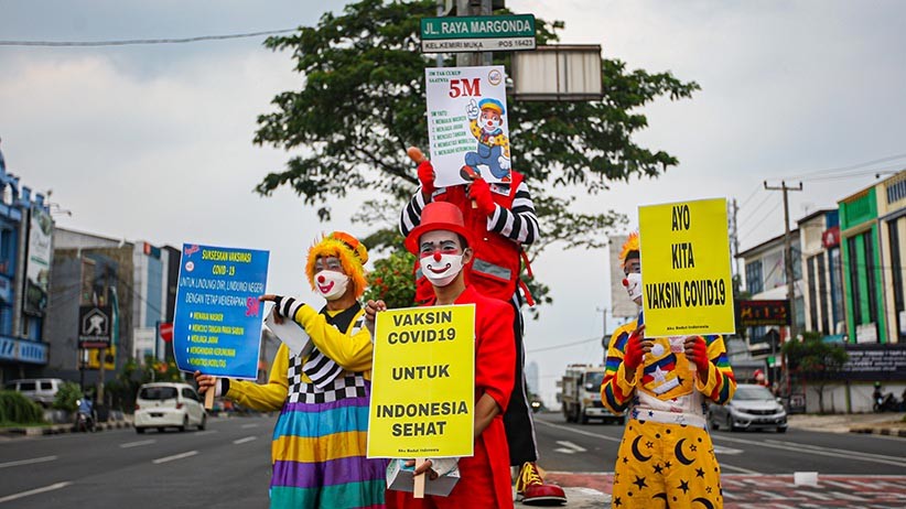 Aksi Badut Turun ke Jalan Ajak Masyarakat untuk Vaksinasi Covid-19 - Bagian 1