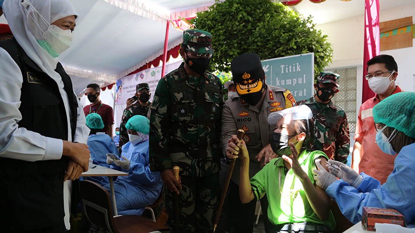 Takut Jarum Suntik, Buruh Ini Tarik Tongkat Komando Kapolda Jatim saat Vaksinasi - Bagian 1