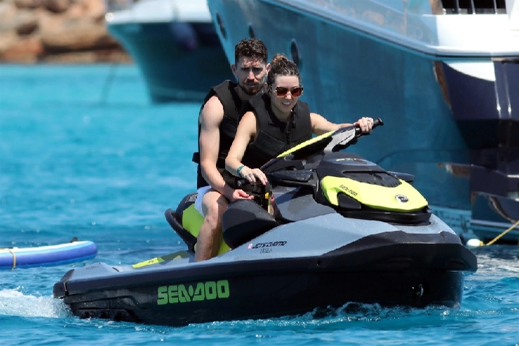 Gaya Jorginho Liburan Bareng Pacar Seksinya di Spanyol: Berenang hingga Naik Jetsky