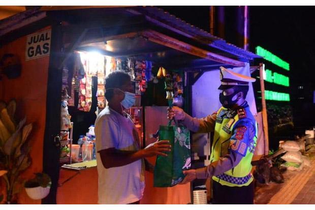 Asyik, Polda DIY Bagi-Bagi Sembako ke Pedagang Terdampak Covid-19