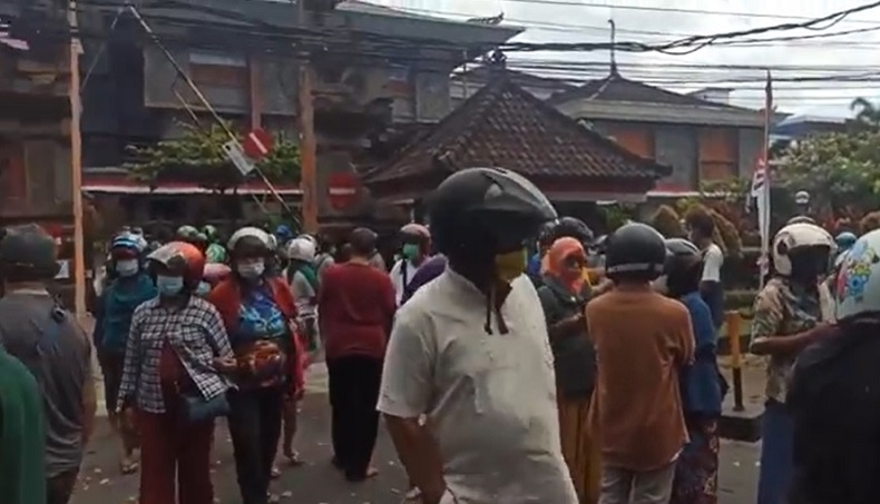 Termakan Hoaks, Puluhan Warga Denpasar Kecewa Tak Dapat Sembako