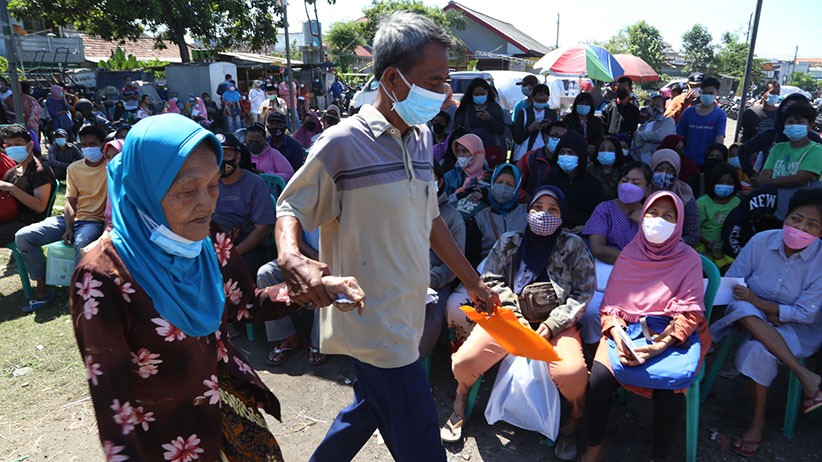Antrean Panjang Pengambilan Bantuan Sosial Tunai di Surabaya - Bagian 1