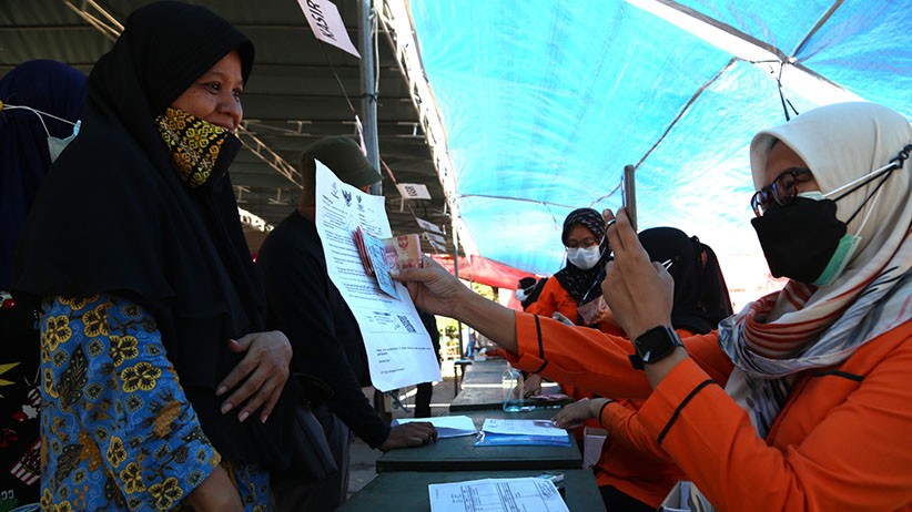 Antrean Panjang Pengambilan Bantuan Sosial Tunai di Surabaya - Bagian 5
