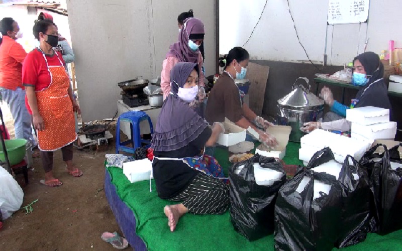 Keren, Warga Sehat di Malang Dirikan Dapur Umum untuk Warga Isoman